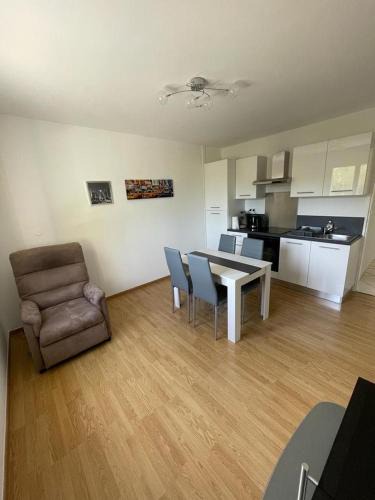 Corbelin Apartment | APPARTEMENT LE DOMAINE DES LIBELLULES PROCHE WALIBI