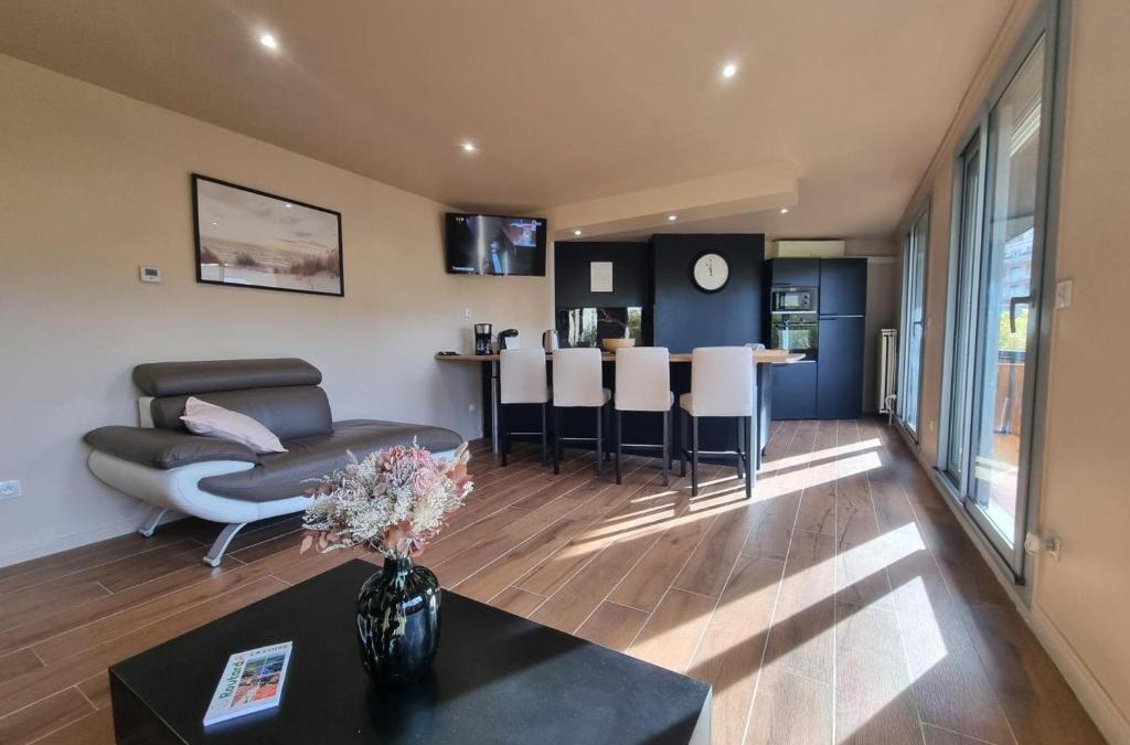 Saint-Chamond Apartment | Appartement lumineux avec balcon, 2 chambres, parking privé, proche gare à Saint-Chamond - FR-1-496-272