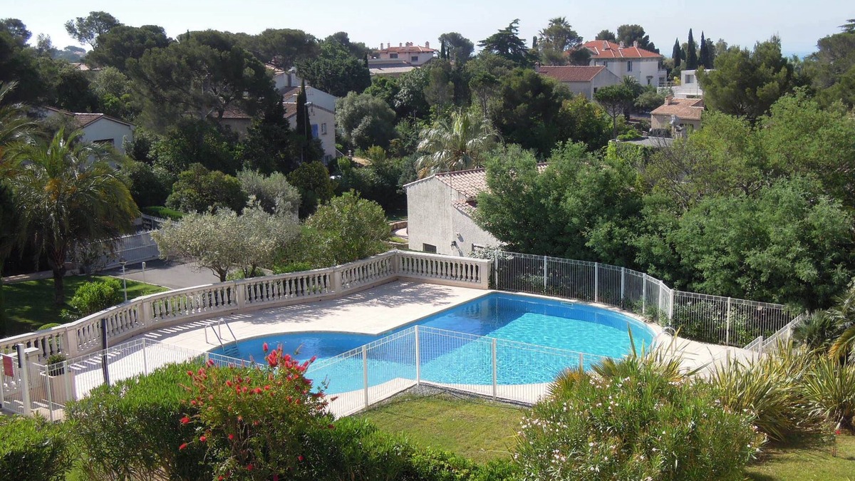 Saint-Raphael Apartment | Appartement MER Côte d'AZUR St RAPHAËL Gd F2 pour 4 personnes PISCINE