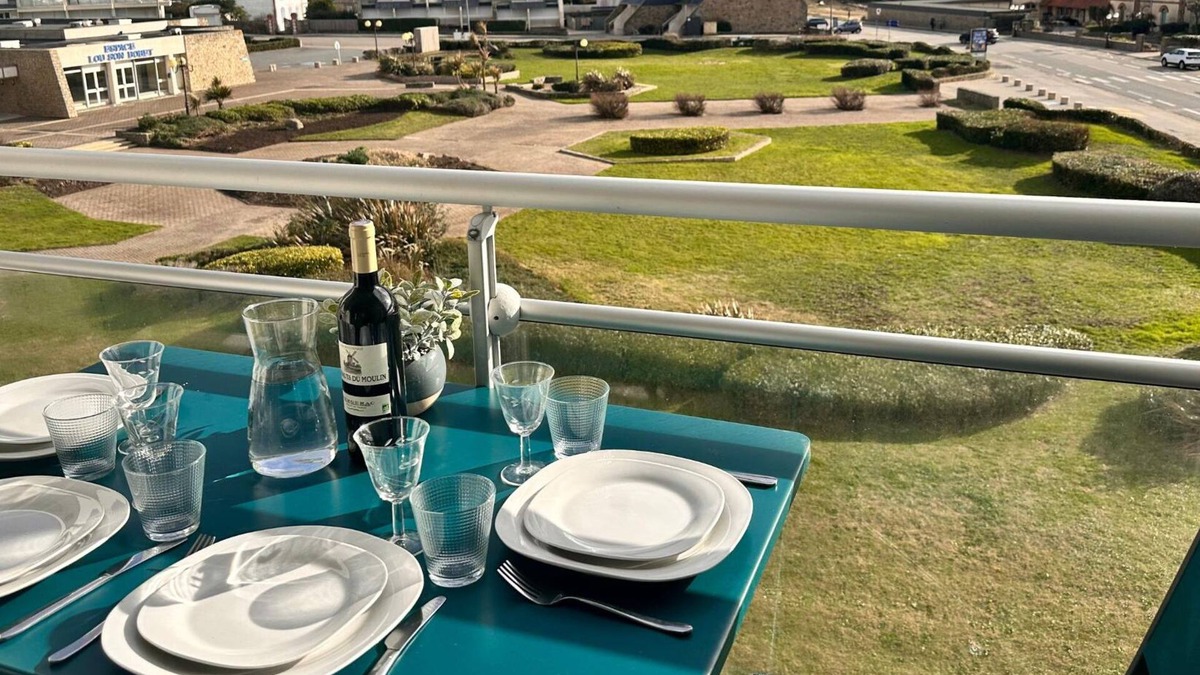 Morbihan Apartment | Appartement Rénové, vue sur Mer, à 20 Mètres de la Grande Plage de Quiberon