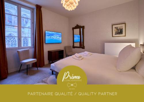 Nevers Apartment | Appartement Saint-Cyr - Les Suites du Palais, parking privé, vue cathédrale, 3 chambres, by PRIMO C0NCIERGERIE
