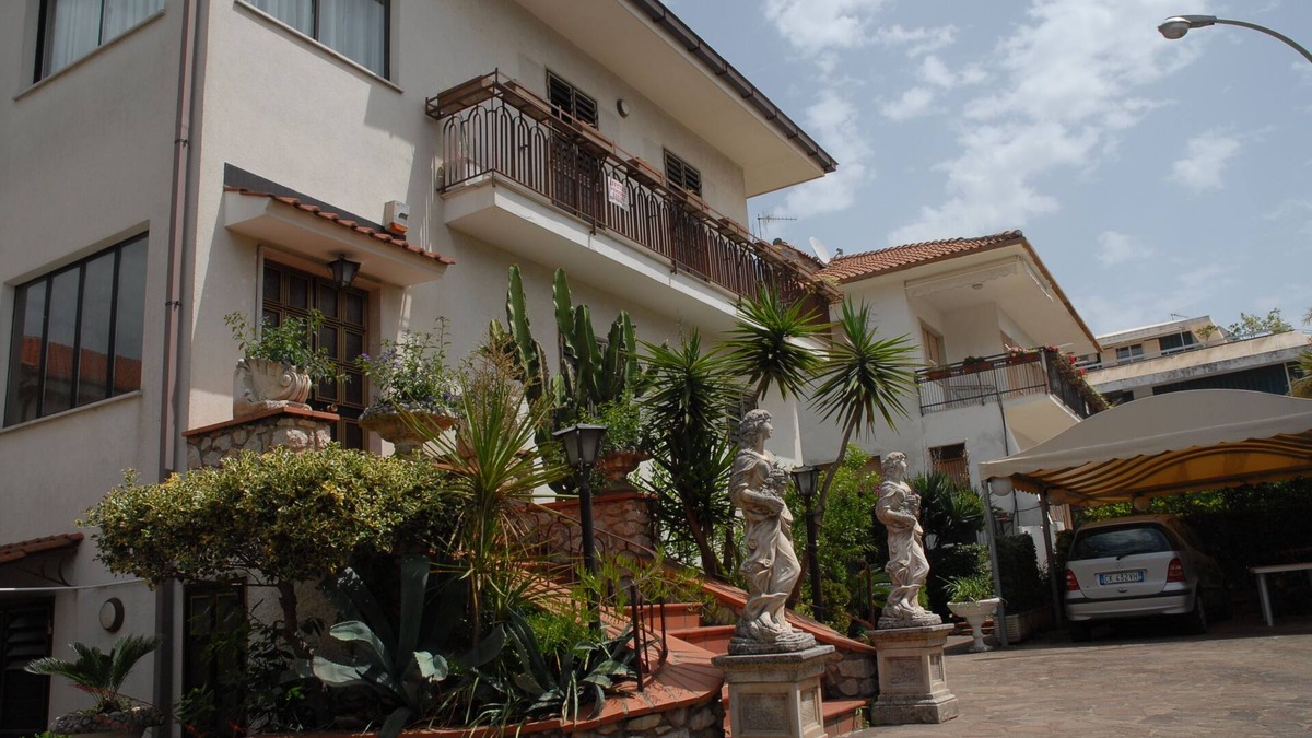 Gianola Apartment | Appartment for 8 people= 4 Bedrooms 2badroomnbig balcony Lounge 10min beach