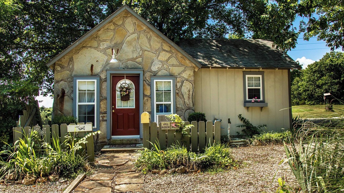 Eureka Springs Cabin | Apple Blossom Cottage of Stone Meadow Resort is situated on a beautiful 14-acre meadow in the country near Eureka Springs, Arkansas with easy highway access.