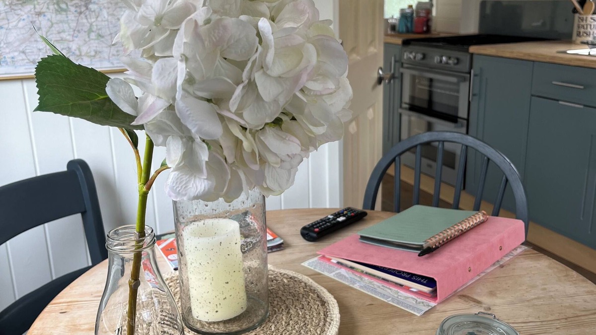 Hartland House | Apple Pippin, shepherds hut style, sleeps 4, private garden, walk to pubs & more