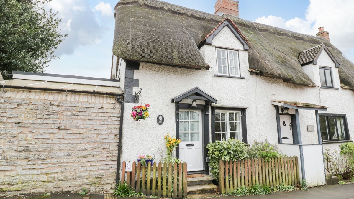 Harvington Cottage | APPLE TREE COTTAGE, character holiday cottage in Harvington