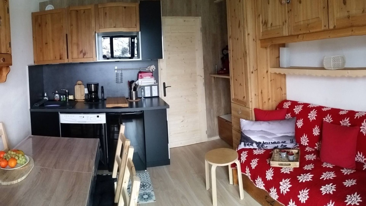 Les Menuires Apartment | Appt esprit montagne calme vue dégagée PKG 4pers terrasse Skis aux pieds.3*d'or