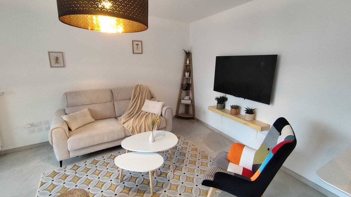 Montmerle-sur-Saone Apartment | Appt T3 65m2, sleeps 6, Montmerle Centre, Bord de Saône