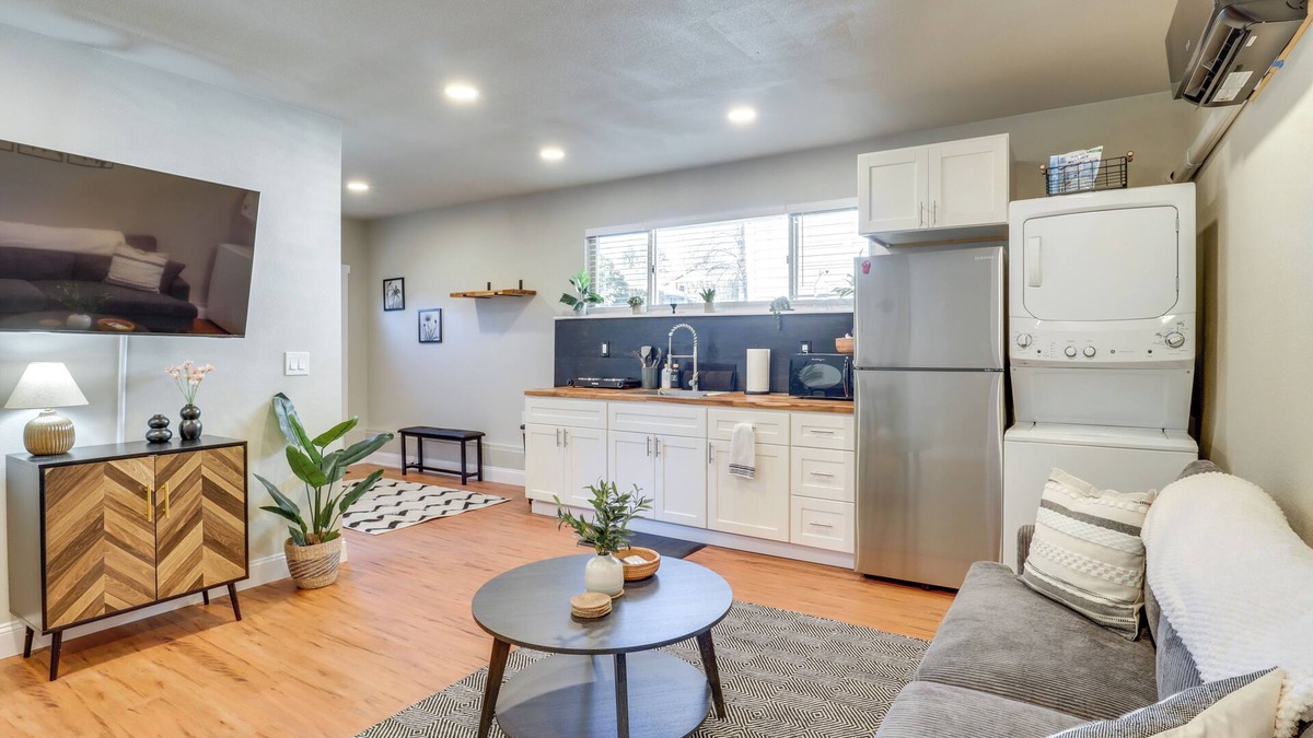 Bull Mountain Apartment | Apt 10 Mi to Portland: Walk to Bus Stop!