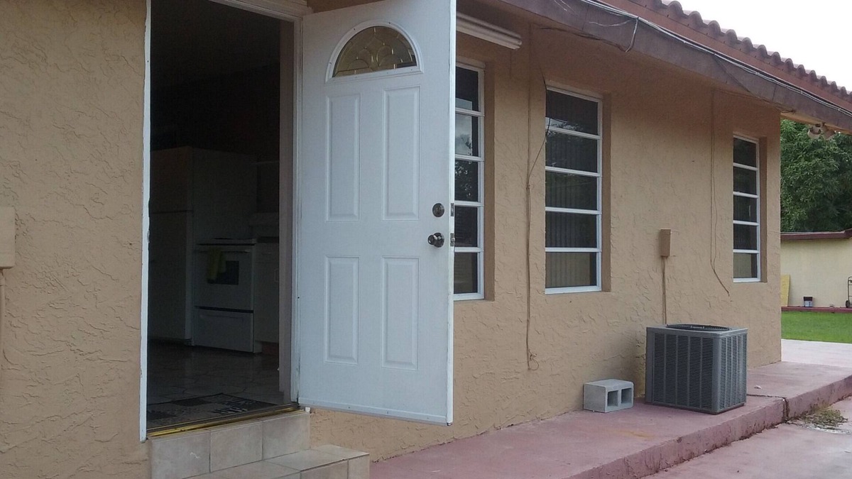 Tamiami Apartment | Apt 2 Q Beds 1 twin, Kitchen ,After 2 guests 15 dollars per person x night
