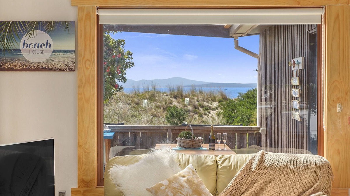 Lauderdale House | Aqua Beachfront ! Sleeps 8, 3 x QS Beds and 2 Single Beds