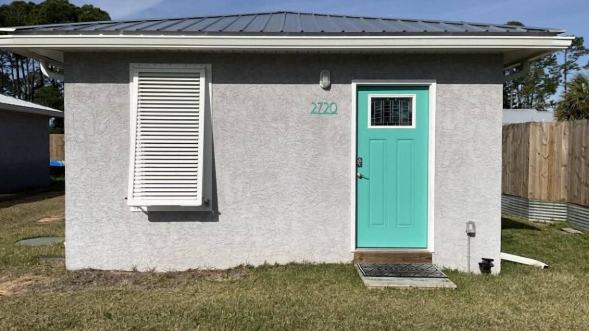 Port Lagoon House | Aqua Diver is a darling 1 BR house on the East end of Panama City Beach, Florida