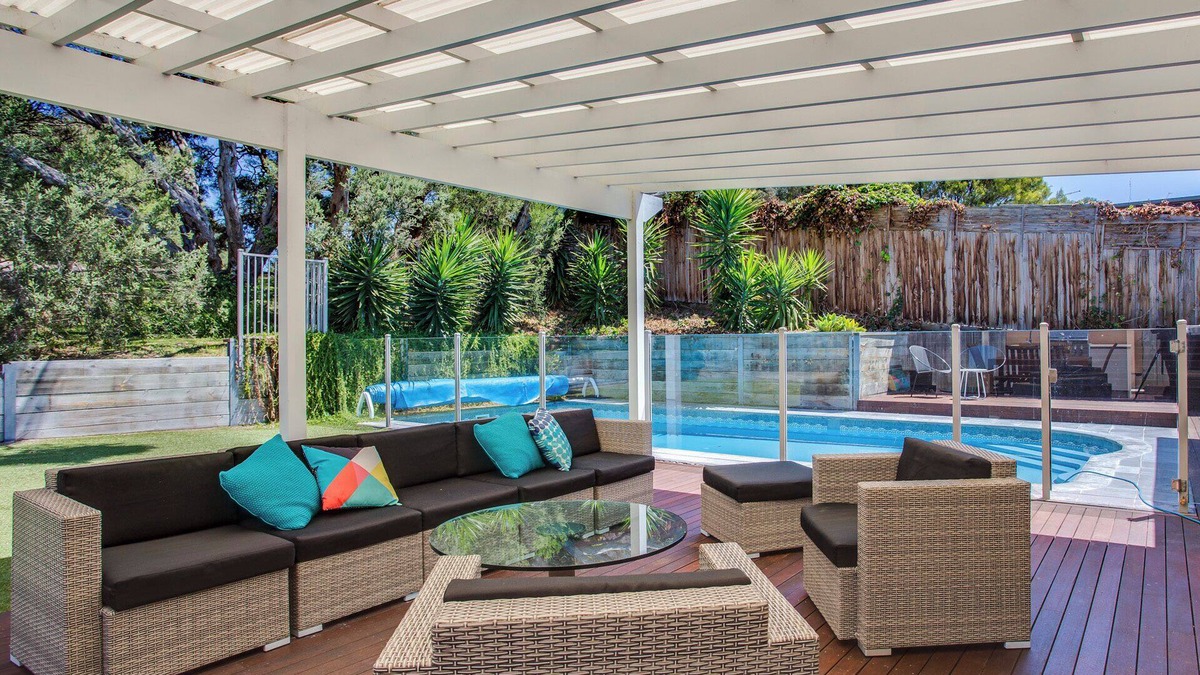 Rye House | Aqua Retreat - swimming pool plus pet friendly!