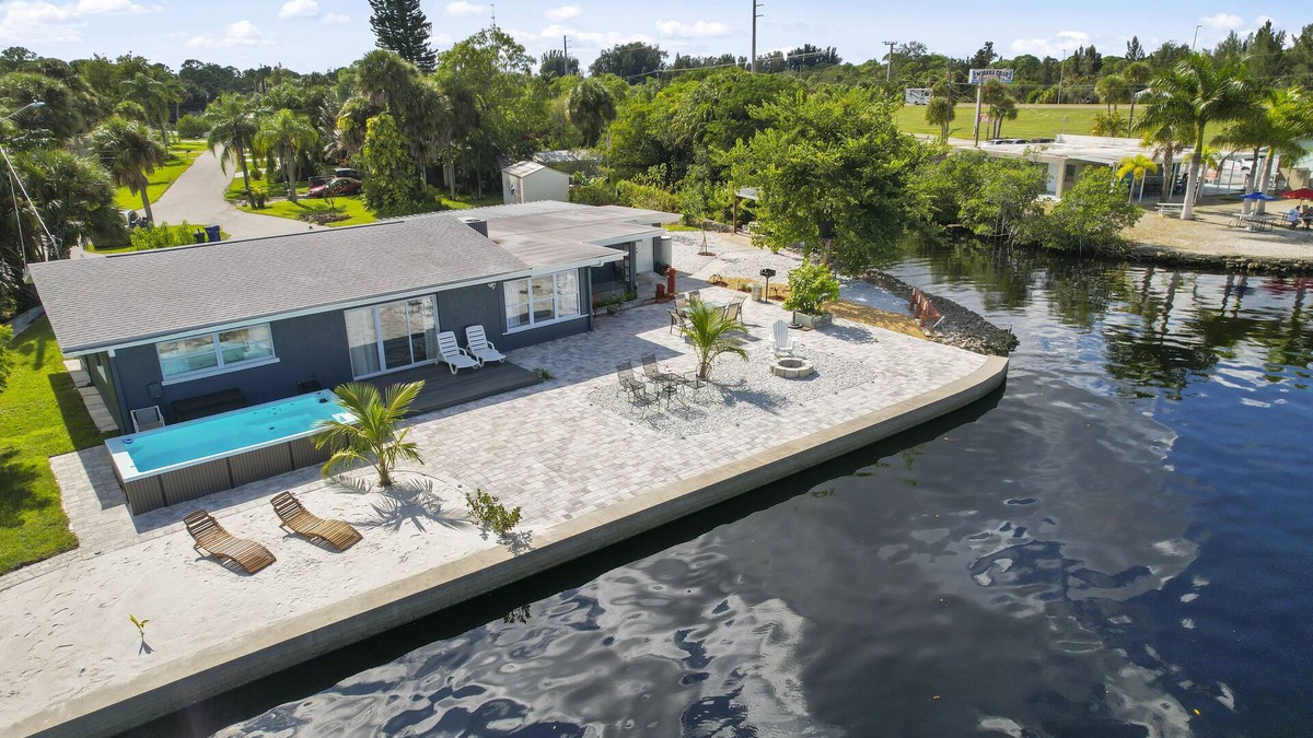 Warm Mineral Springs House | AQUA VISTA * WATERFRONT RESORT STYLE * NEAR BEACHES