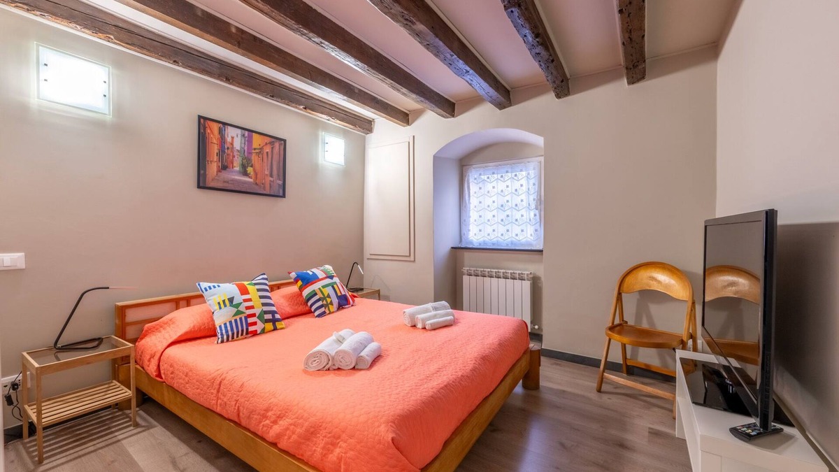 Genoa Apartment | Aquarium Charming House with A/C