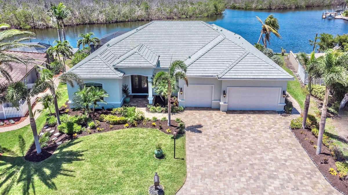 Shell Point House | Aquatic Escape- Waterfront,Kayaks,SUPS,Heated Pool & Hottub