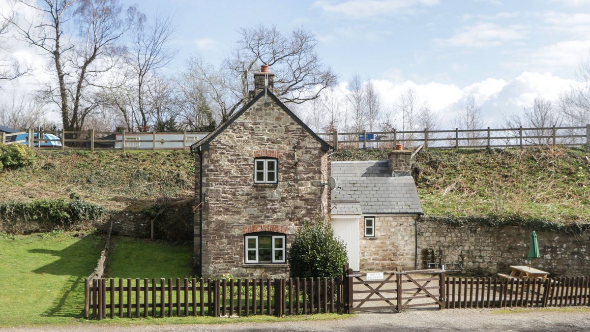 Llanvair Kilgeddin Cottage | Aqueduct Cottage