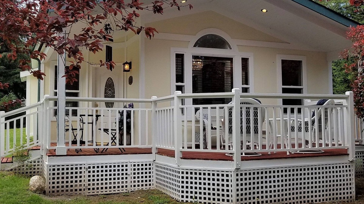 Clinton Bed & Breakfast | Arbor Rouge Cottage