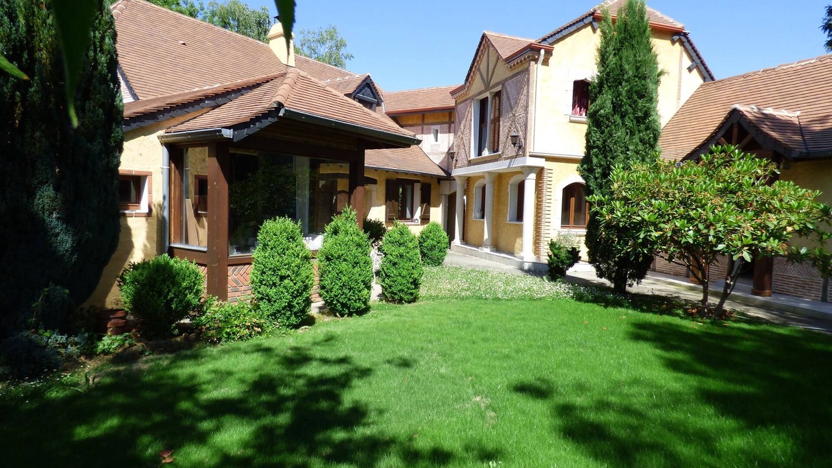 Arbus House | Arbus: Beautiful, quiet, cool residence with enclosed garden planted with trees.