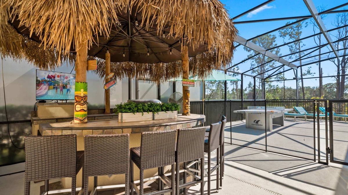 Loughman House | Arcade + Giant Pacman, Huge Bedroom w/Slide, Mustang Pool Table, Tiki Bar: Meadow View Mansion