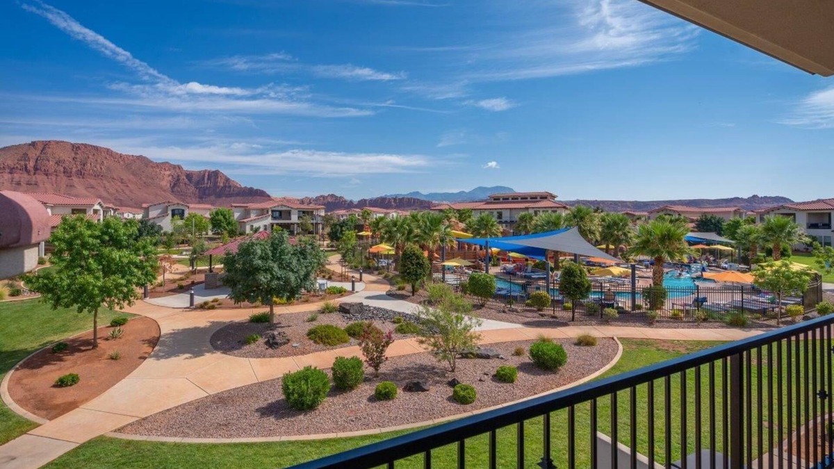 Santa Clara House | Arcadia 9 | Outdoor Living Spaces * BBQ * Poolside Location * Sleeps 25