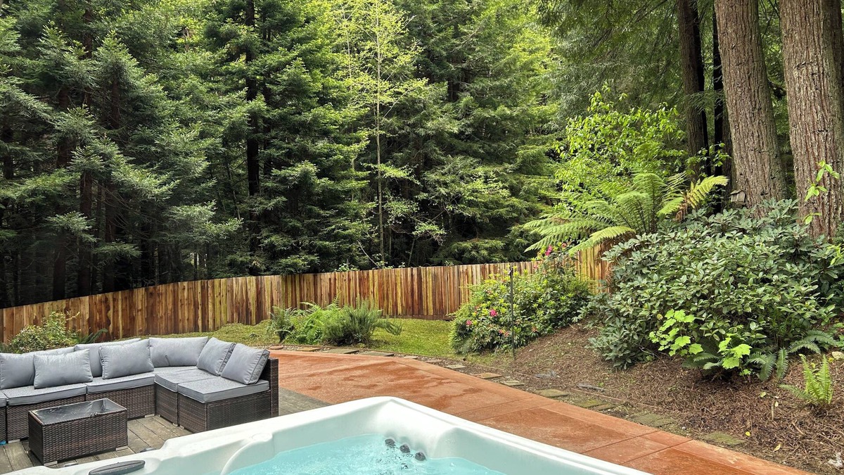 Pacific House | Arcata Forest Hideaway