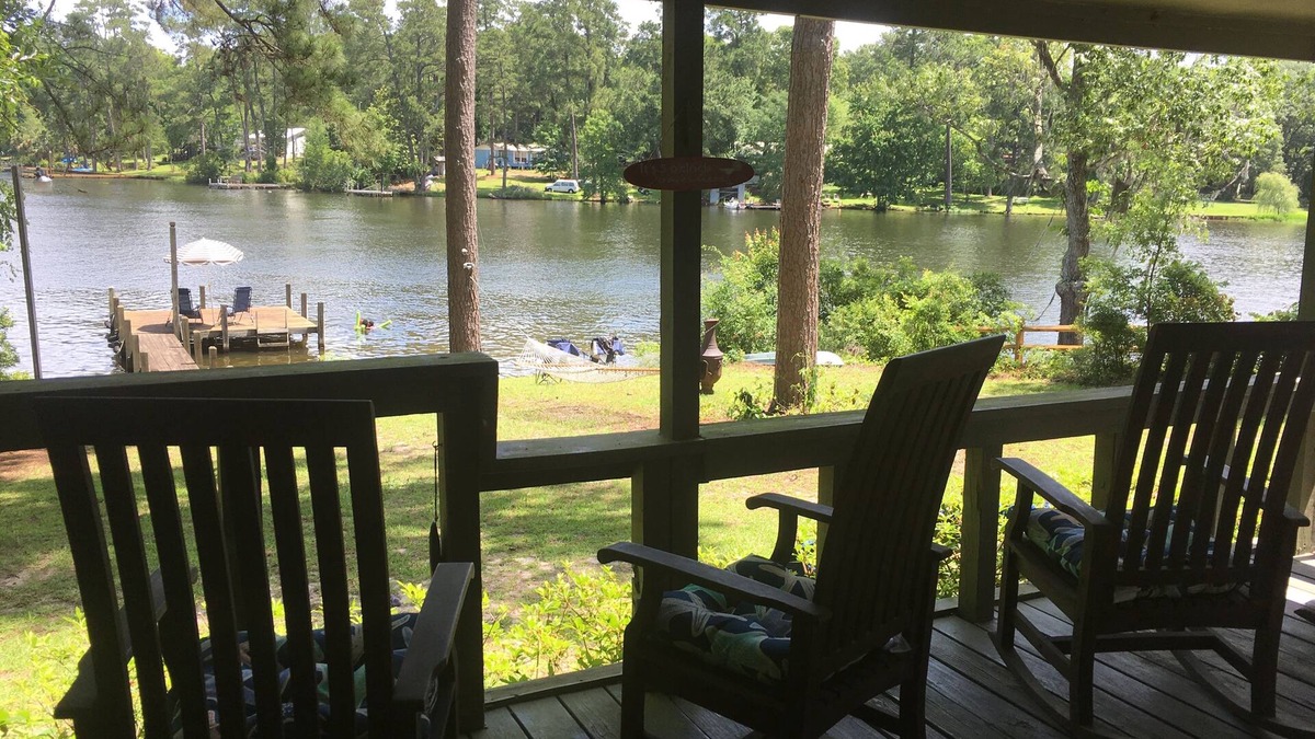 Manning House | Archie's Lake Daze Cottage - No Pets