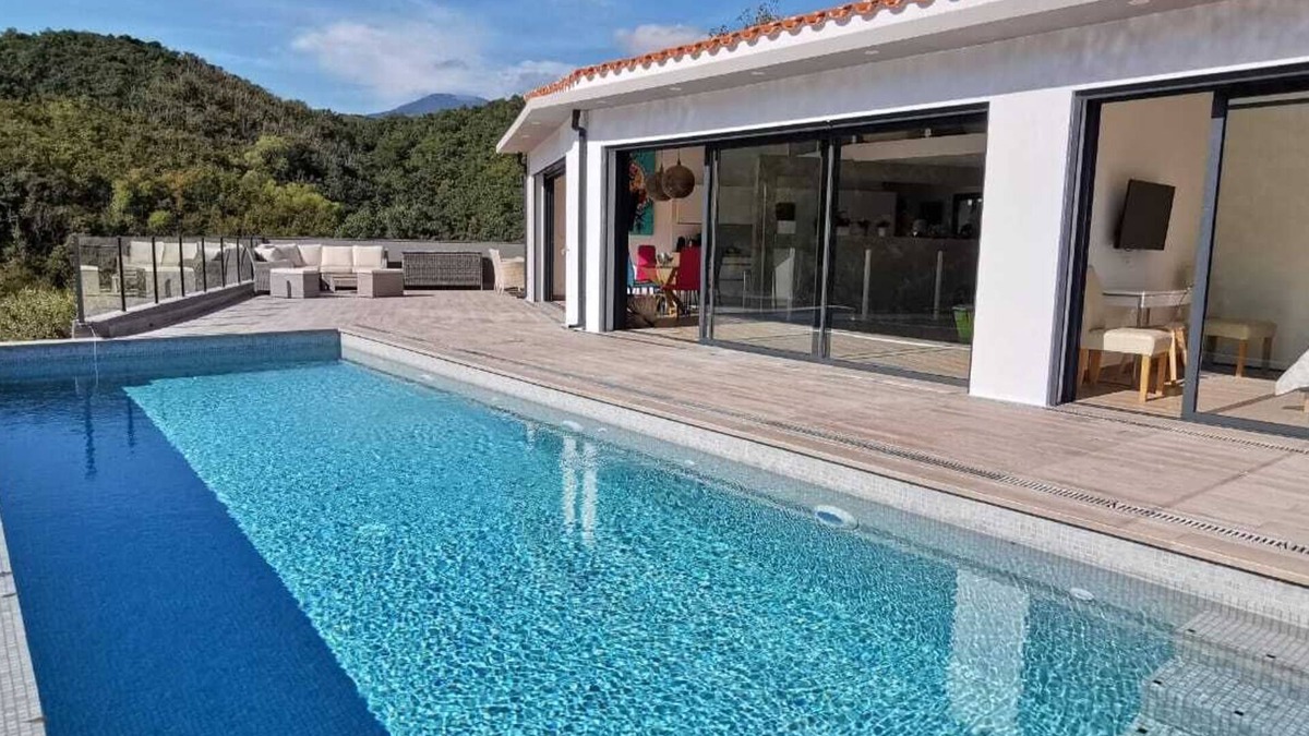 Arles-sur-Tech Villa | Architect-designed villa, heated infinity pool, stunning view, WLAN