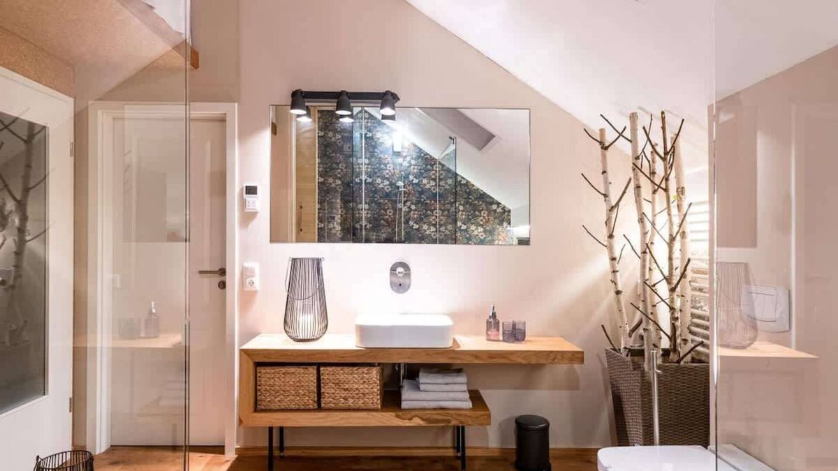 Buhlau Apartment | Architect-designed apartment with sauna and whirlpool tub