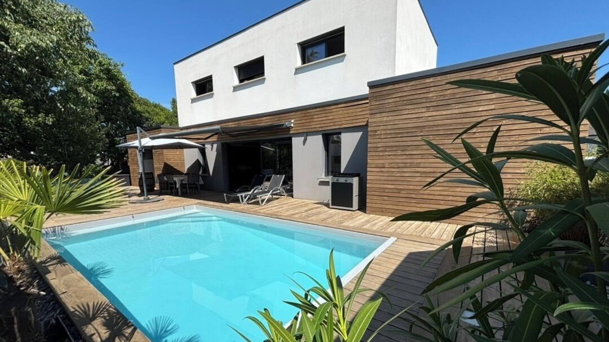 Bordeaux-Lac House | Architect-designed house with heated pool and garden, quiet setting,