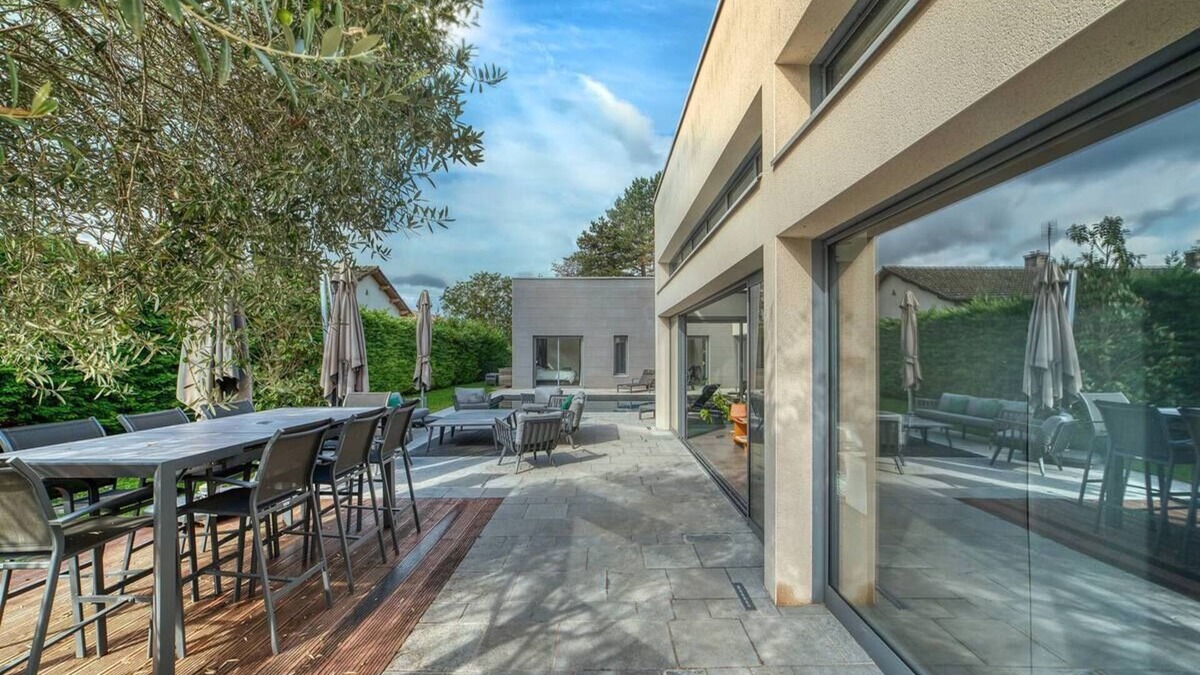 Montanay House | architect-designed house with pool