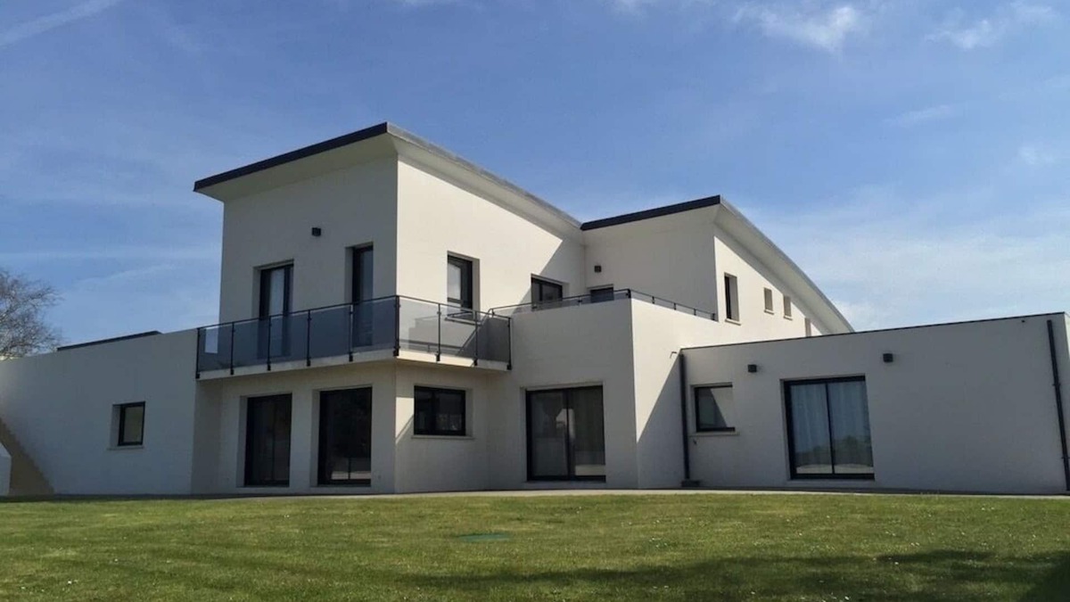 Saint-Pabu Villa | Architect-designed villa, heated indoor pool, 600 m from the beach, sleeps 15