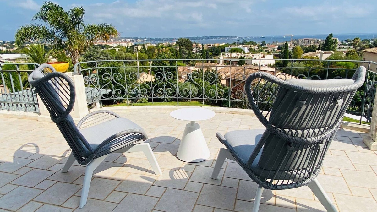 Golfe Juan Villa | Architect designed Villa on the Hills * Sea view * Pool * Aircon * Walk to the beach