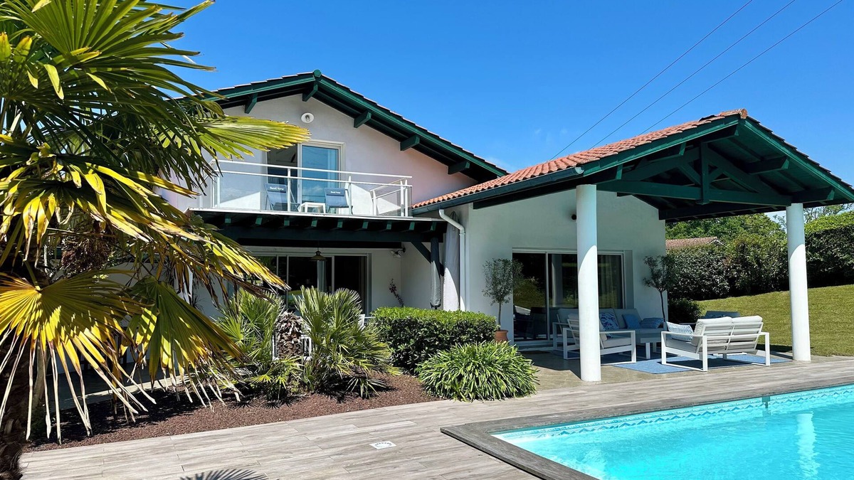 Saint-Pierre-d'Irube Villa | Architect-designed villa 10 minutes from Biarritz: heated pool + gym