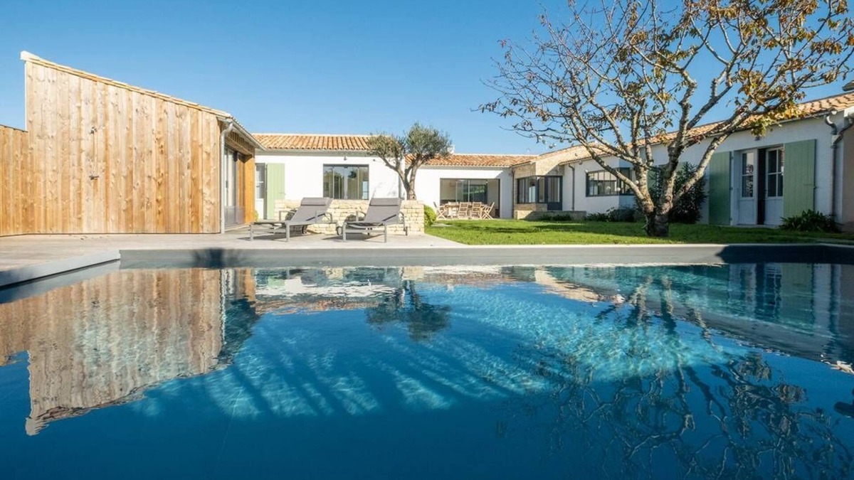 Loix House | Architect house mansion with heated pool in quiet Loix
