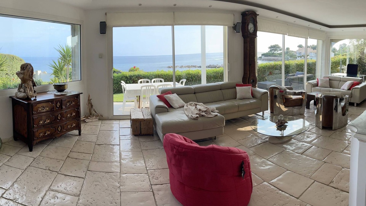 Carry-le-Rouet House | Architect's villa feet in the water