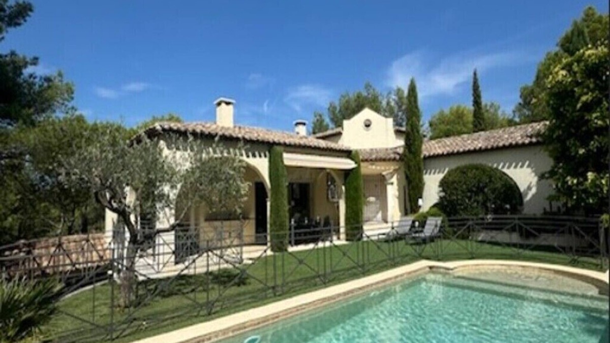 Cavaillon Villa | Architect's villa in Luberon pine forest 10 pers