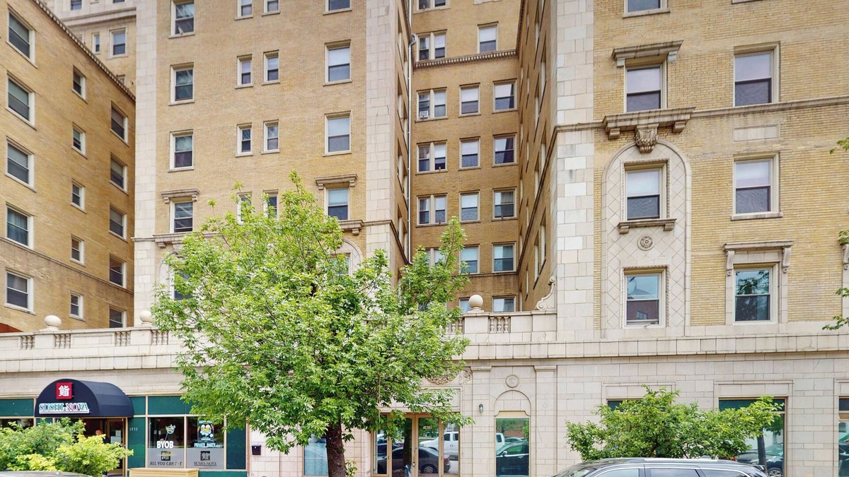 Old Town Triangle Apartment | Archways at the Lincoln Park Zoo 2bed/2ba