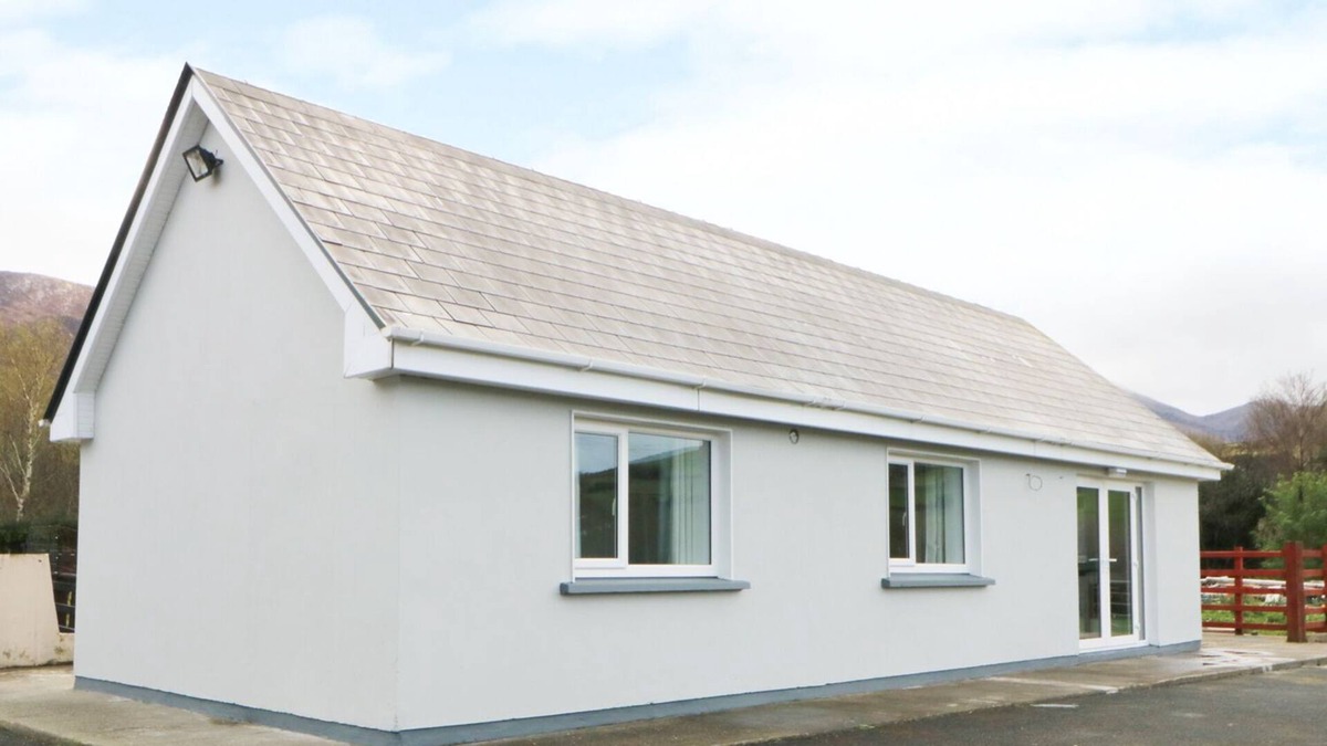 Coolcummisk Cottage | ARD NA GLEN, family friendly, with a garden in Beaufort, County Kerry