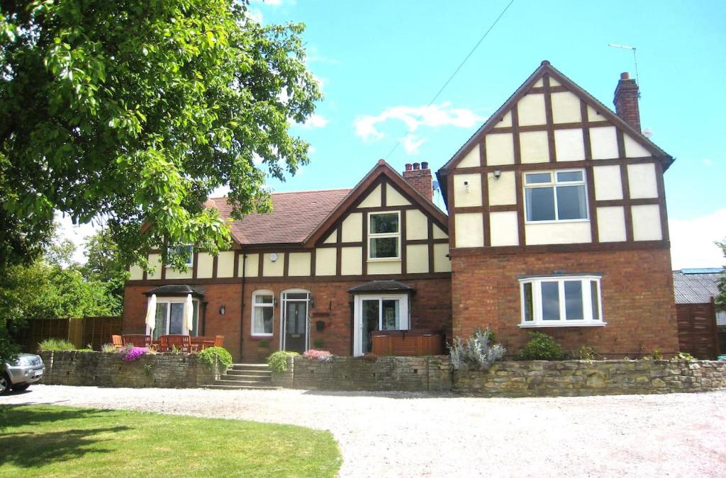 Saintbury House | Arden Hill Farmhouse - Hot Tub, Snooker Table, Sleeps 16