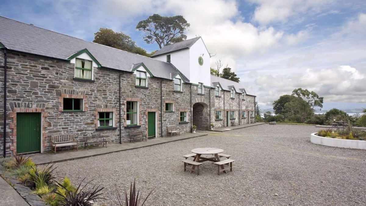 Ardnatrush Cottage | Ardnagashel Est No 1 - sleeps 4 guests in 2 bedrooms