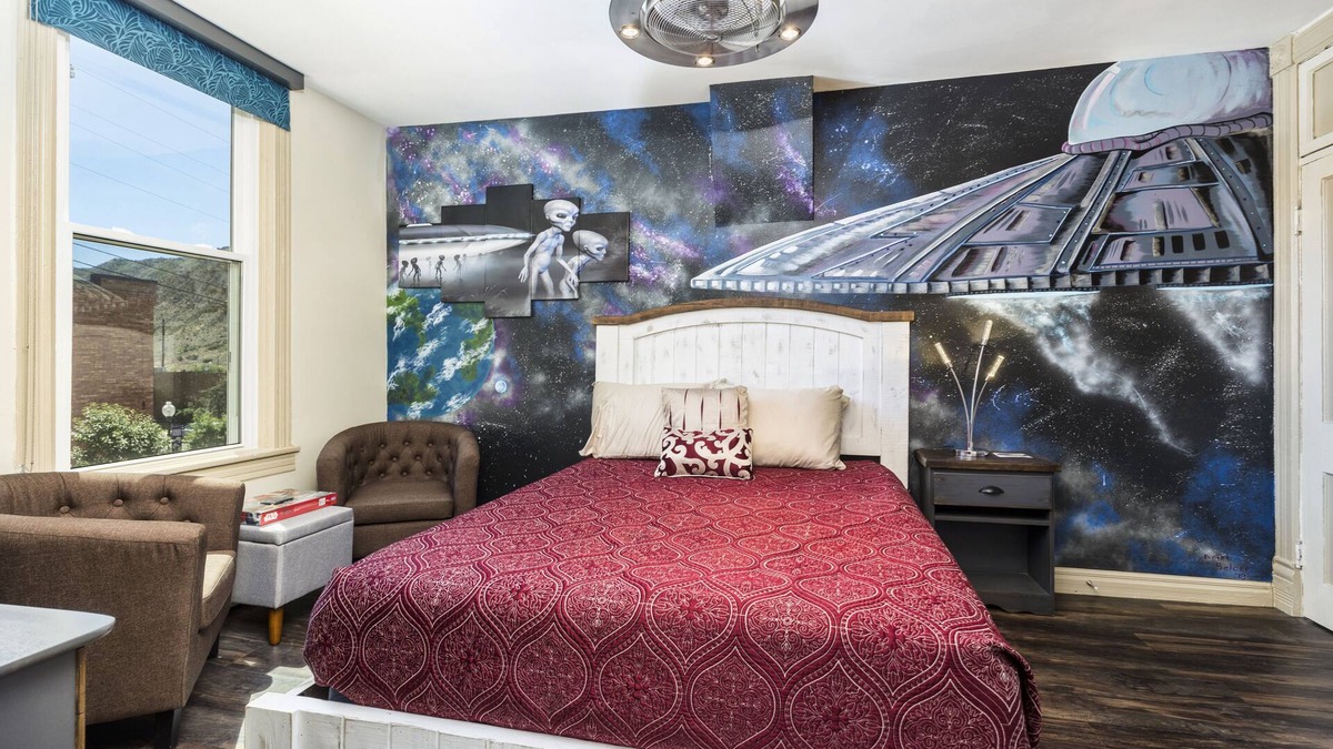 New Castle Apartment | Area 51 Suite at The Ore House Inn