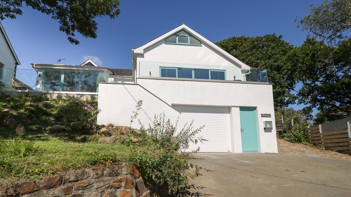 Llanbedrog House | ARGRAIG, pet friendly, luxury holiday cottage in Llanbedrog