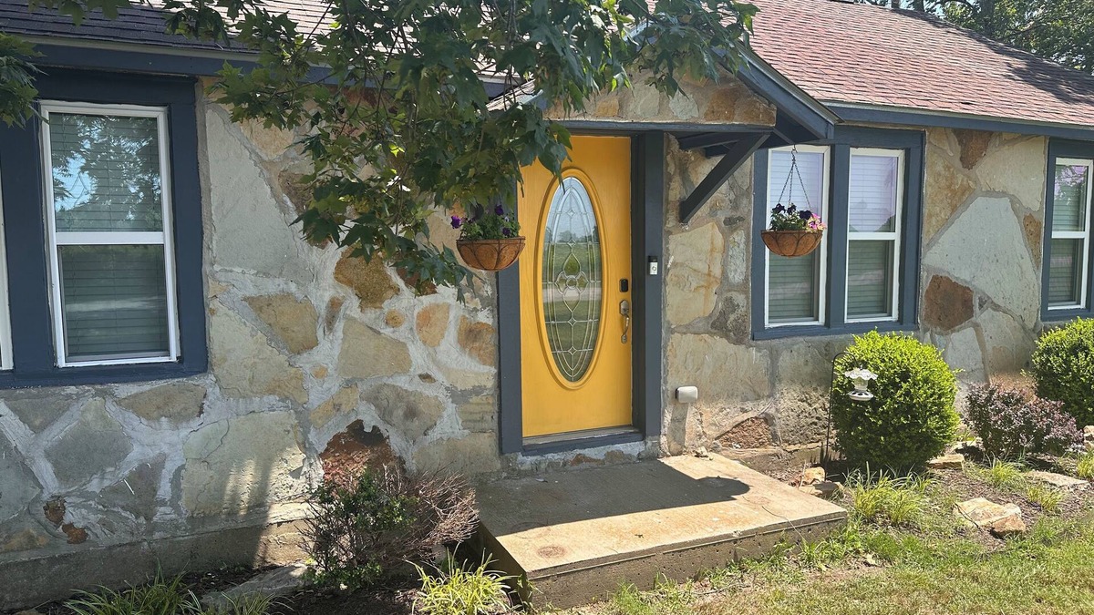 Highfill Other | Arkansas “giraffe” farm house - Buttercup Cottage