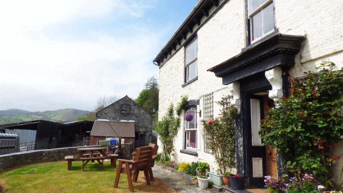Pennant Melangell Cottage | ARLLEN FAWR, pet friendly, with open fire in Llanrhaeadr-Ym-Mochnant