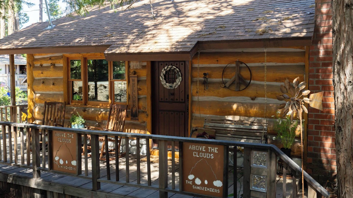 Twin Peaks Cabin | Arrowhead, A/C, Private Jacuzzi, Huge Backyard, 65" TV, Fully Stocked, Dogs OK.