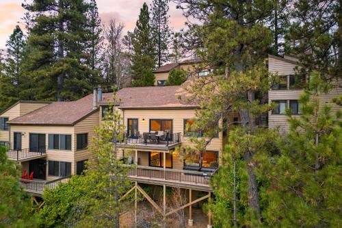 Meadow Bay House | Arrowhead Lakeside Escape by AvantStay 3min Walk to Lake Private Beach Access