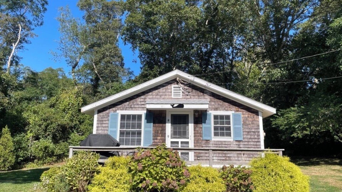 Oak Bluffs Cottage | Arrowsmith Cottage - Oak Bluffs - 1 mi to Eastville Point Beach via bike path.