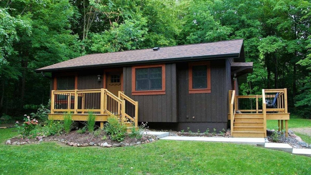 Namekagon Cabin | Arrowwood Lodge is a charming 1-bedroom cabin situated just a block from Lake Namakagon.