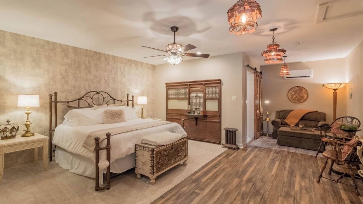 Comfort House | Art Deco Escape: The Bank Vault Casita