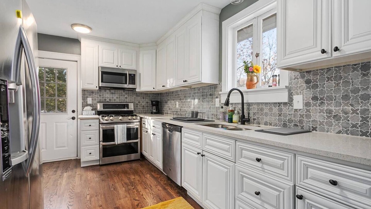 Ward Parkway House | Art Filled 3bd Cozy Waldo Home in KCMO
